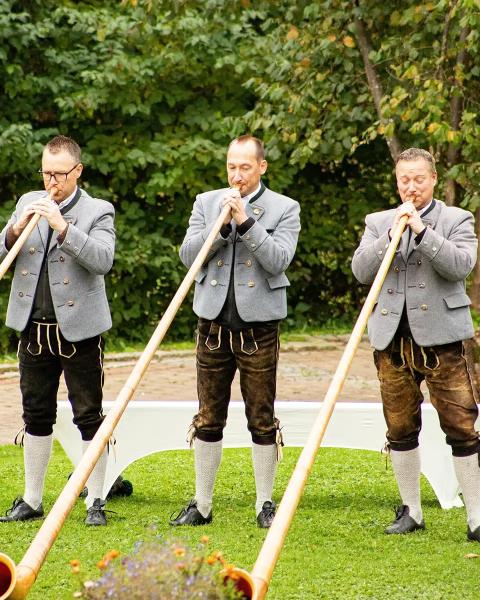 Alphornbläser im Hotelgarten – Ein unvergesslicher Moment 