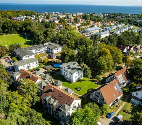 Inmitten einer wunderschönen Parkanlage, nur wenige Gehminuten vom feinen Ostseestrand entfernt, liegt das Ostseehotel – Villen im Park im Kaiserbad Bansin — die ideale Adresse für Familien, die Erholung und Meer gleichermaßen suchen.