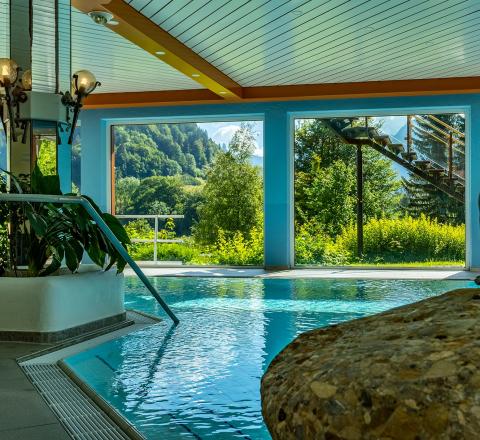 Sanfte Bewegungen & weite Ausblicke – der lichtdurchflutete Innenpool lädt zum Durchatmen ein.