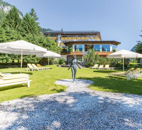 Ein kleiner Naturgarten zum Innehalten – perfekt nach einem Saunagang oder zum Ankommen im Moment.