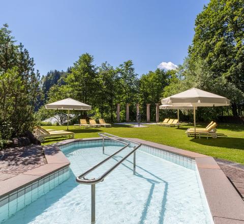 Erfrischend wie ein Bergbach – das Kneippbecken vitalisierend für Körper und Sinne, mit Alpenblick.